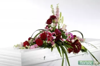 Венки для похоронной процессии: что нужно знать о траурной флористике